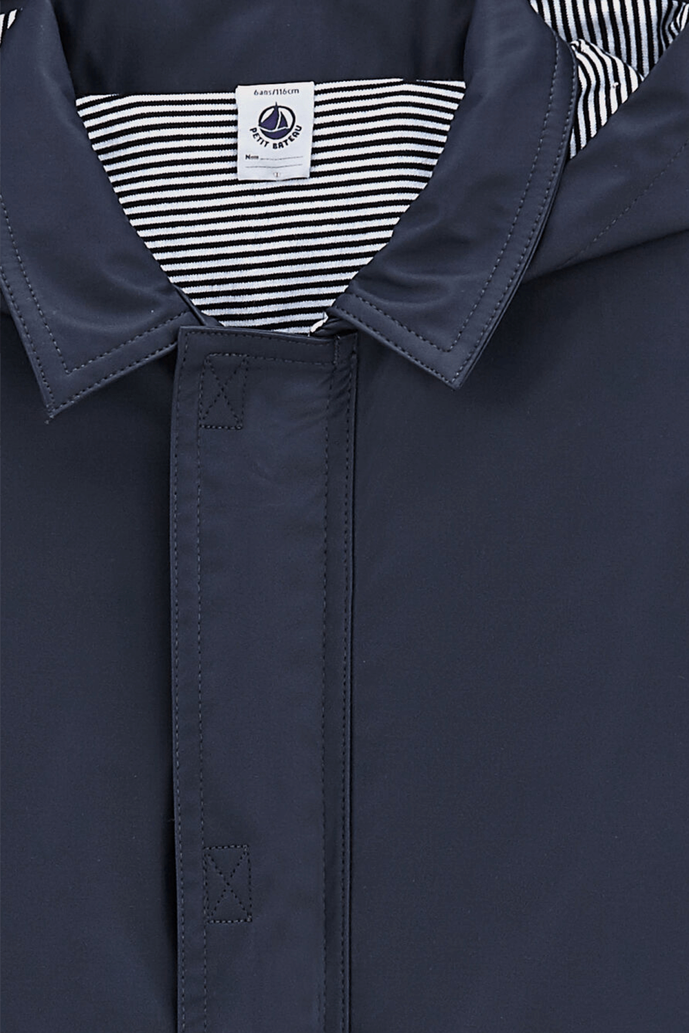 תמונת תקריב של גילאי 3-5 מעיל גשם בכחול