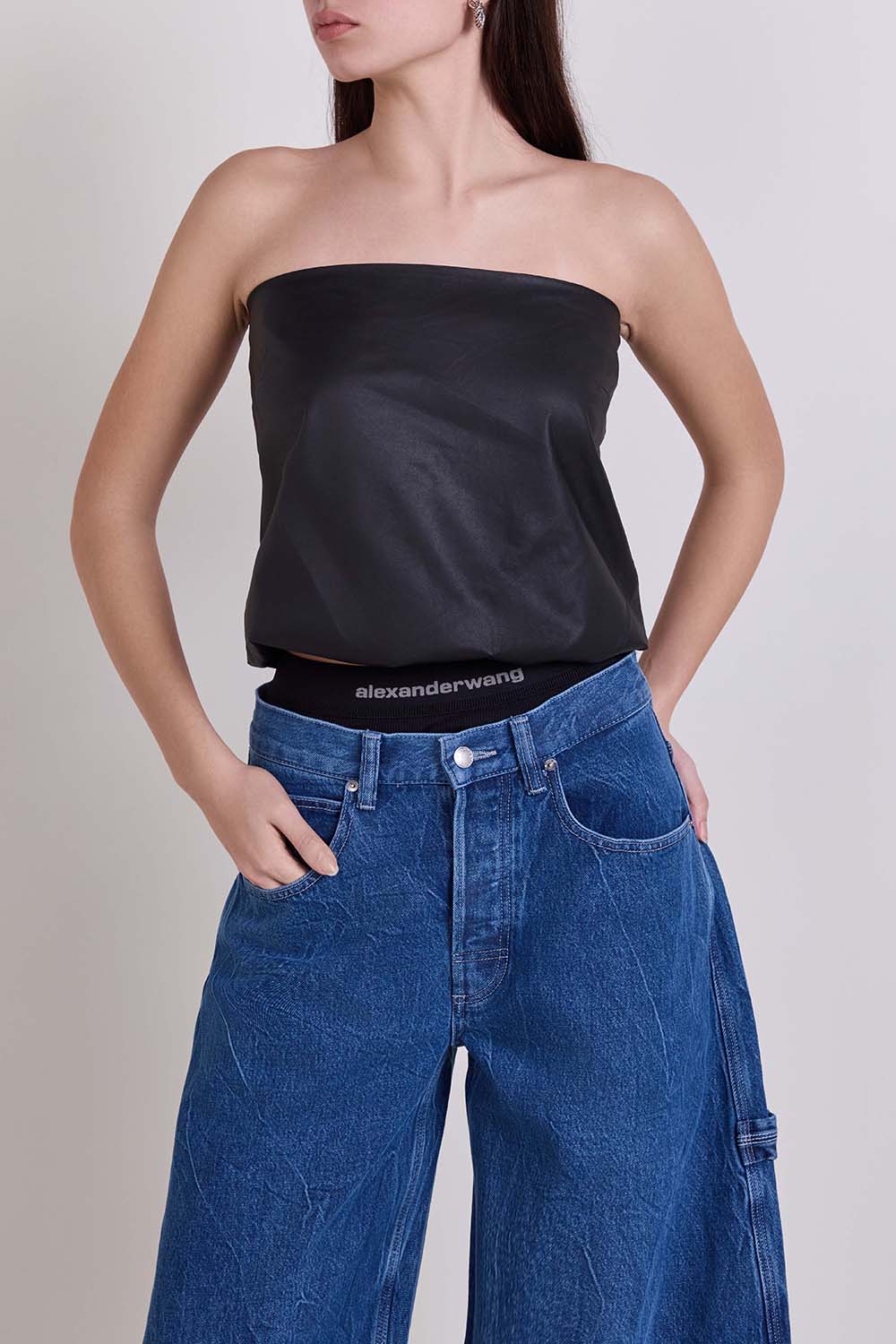 תמונת דוגמן קידמית של חולצת סטרפלס עור