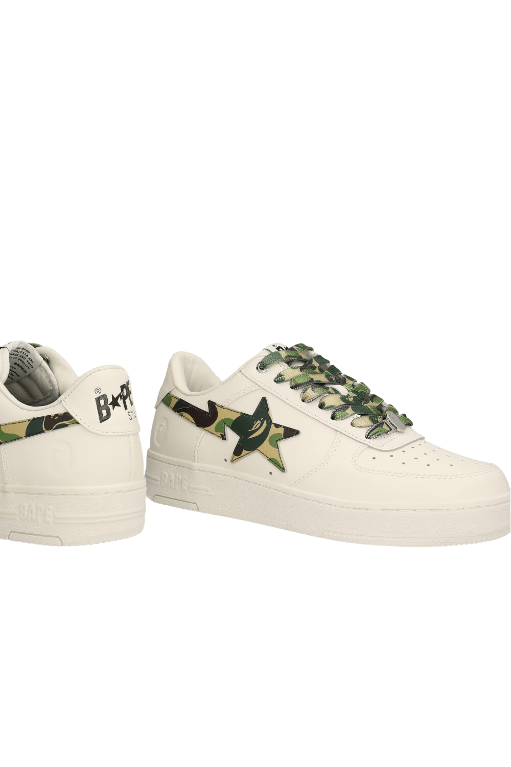 תמונת תקריב של נעלי סניקרס