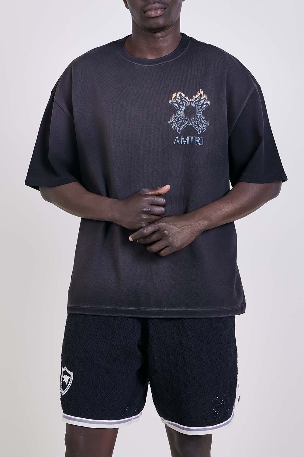 תמונת דוגמן קידמית של חולצת טי בגזרת אוברסייז