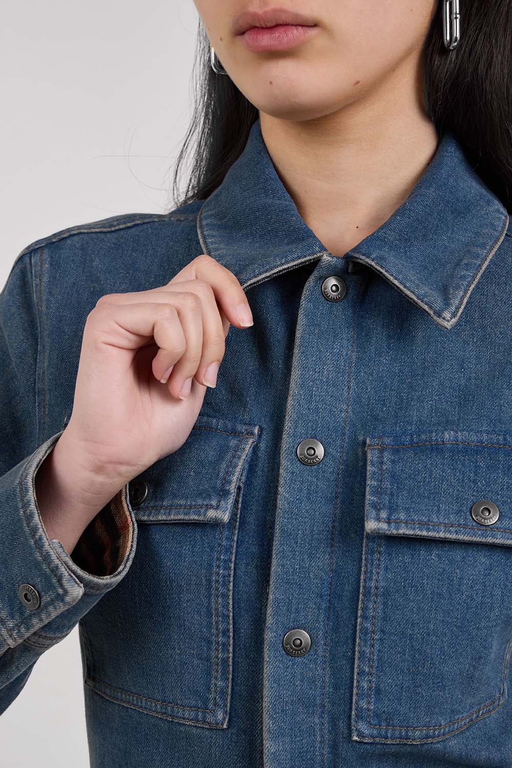 תמונת תקריב דוגמן של חולצת ג'ינס מכופתרת