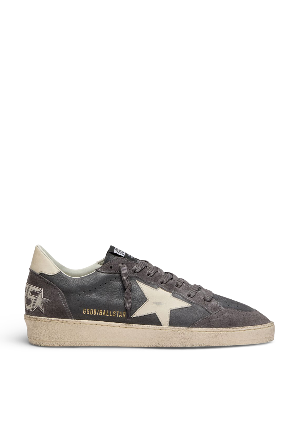 תמונה קידמית של סניקרס