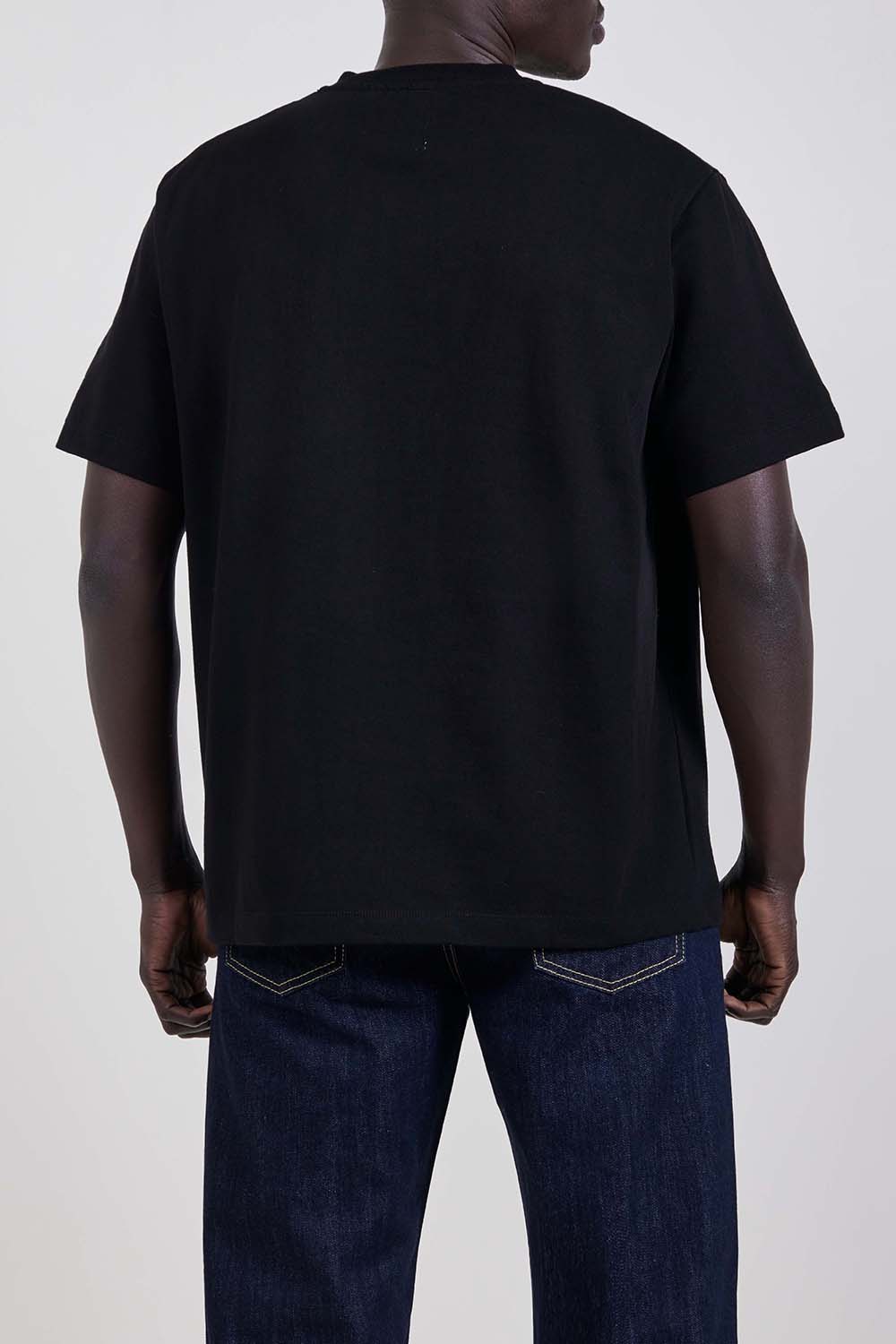 תמונת דוגמן אחורית של חולצת טי