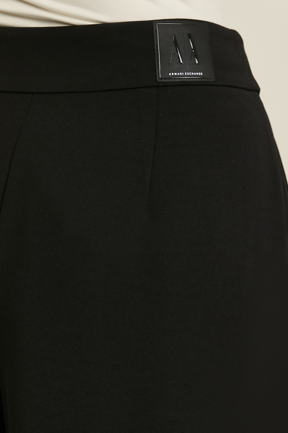 תמונת תקריב דוגמן של מכנסיים מחוייטים