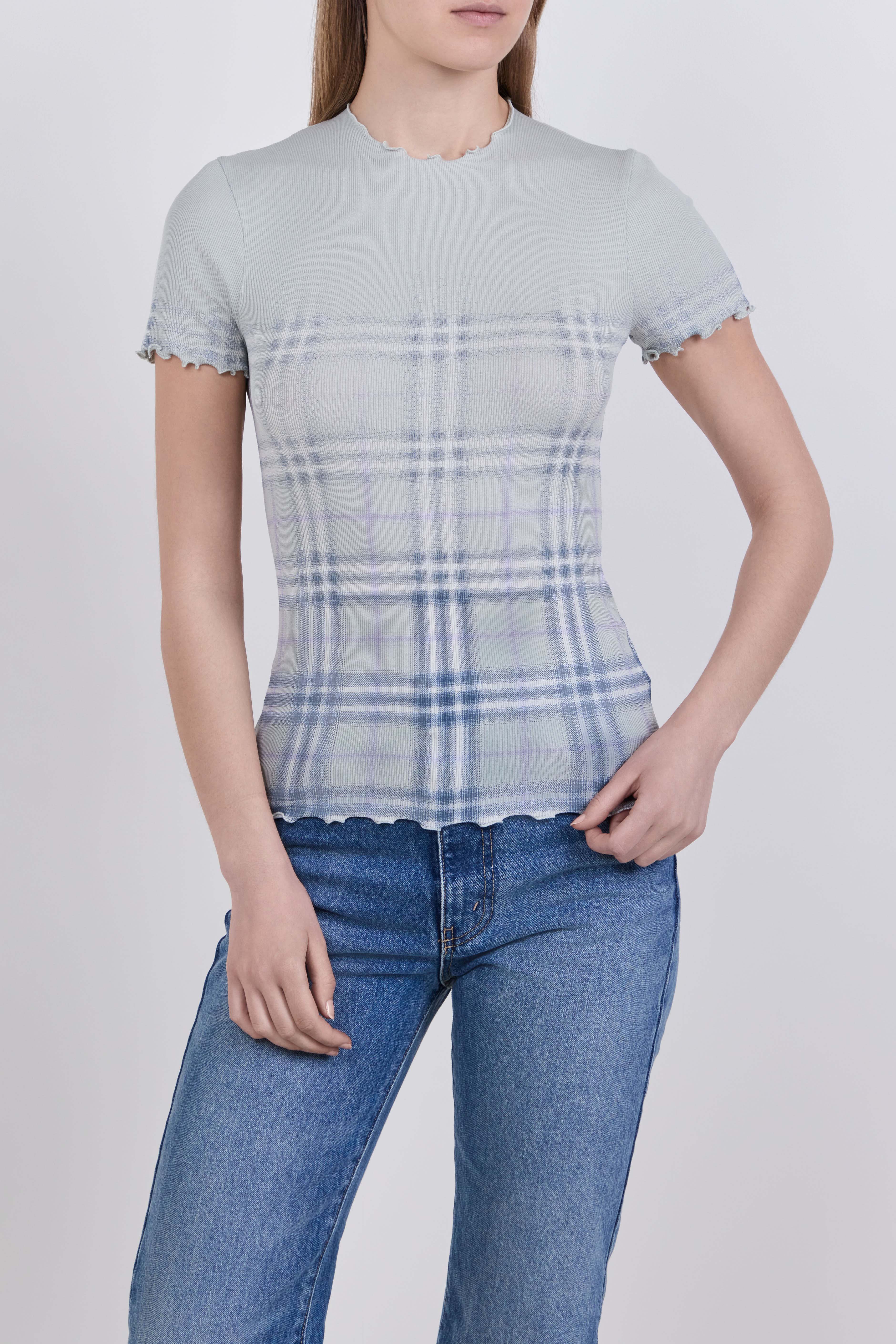 תמונת דוגמן קידמית של חולצת טי בגזרת סלים