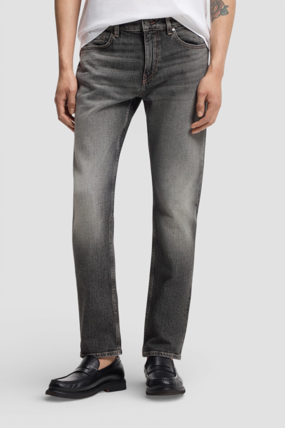 תמונת דוגמן קידמית של מכנסי ג׳ינס בגזרת סלים