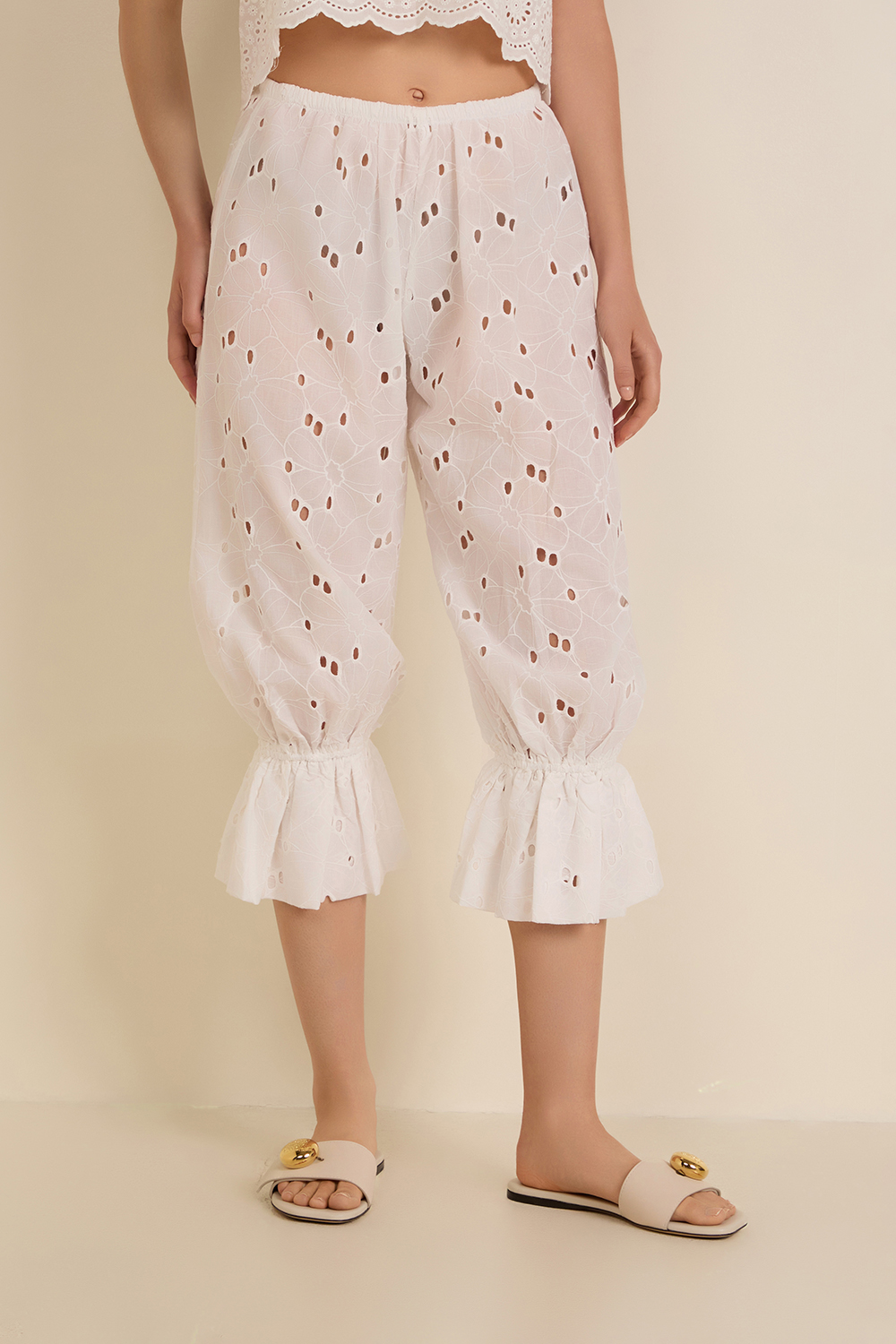 תמונת דוגמן קידמית של מכנסי קאפרי