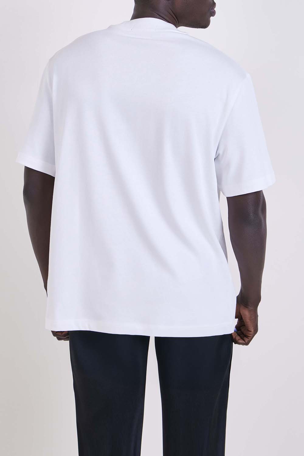 תמונת דוגמן אחורית של חולצת טי בגזרה משוחררת