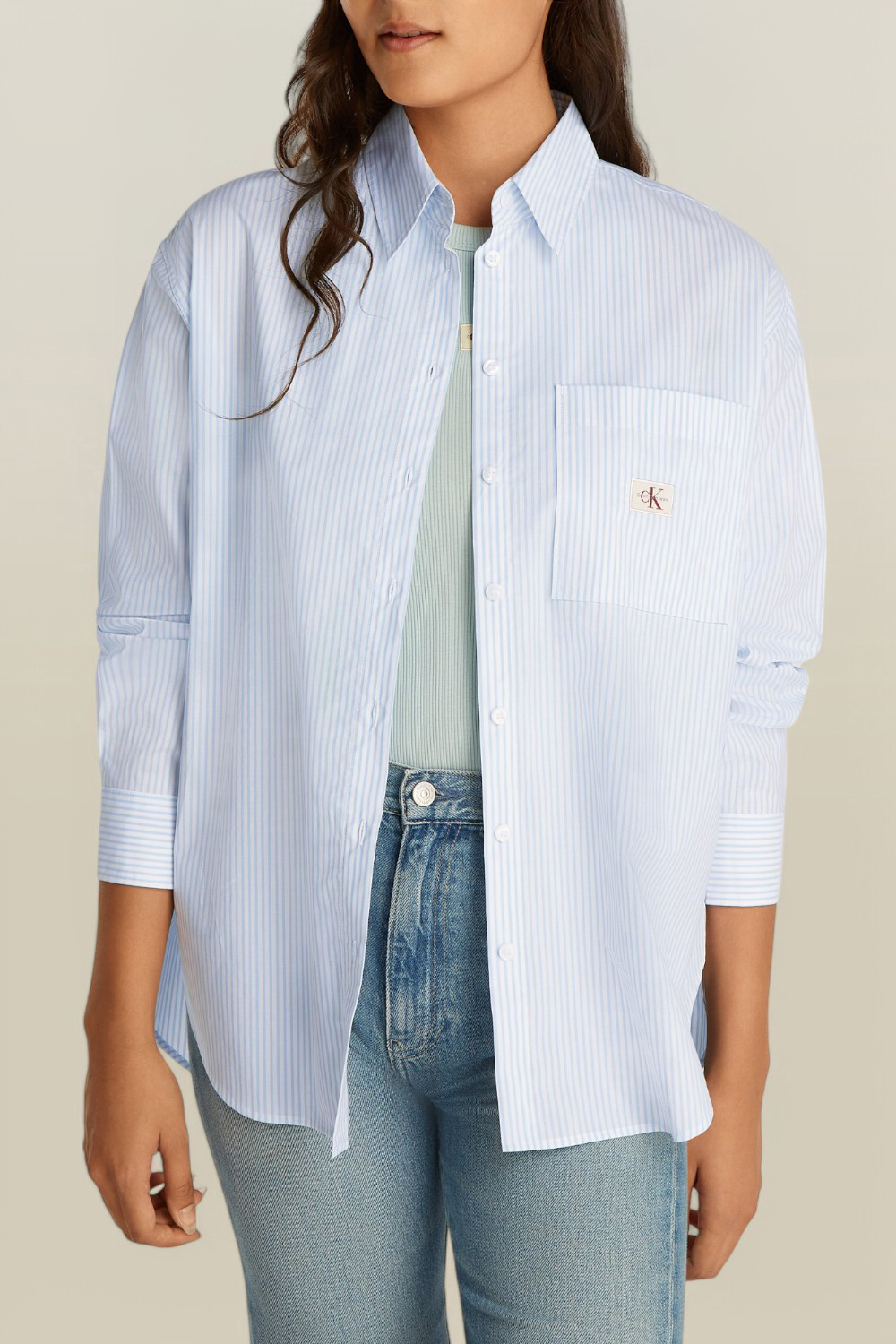 תמונת דוגמן קידמית של חולצת כפתורים