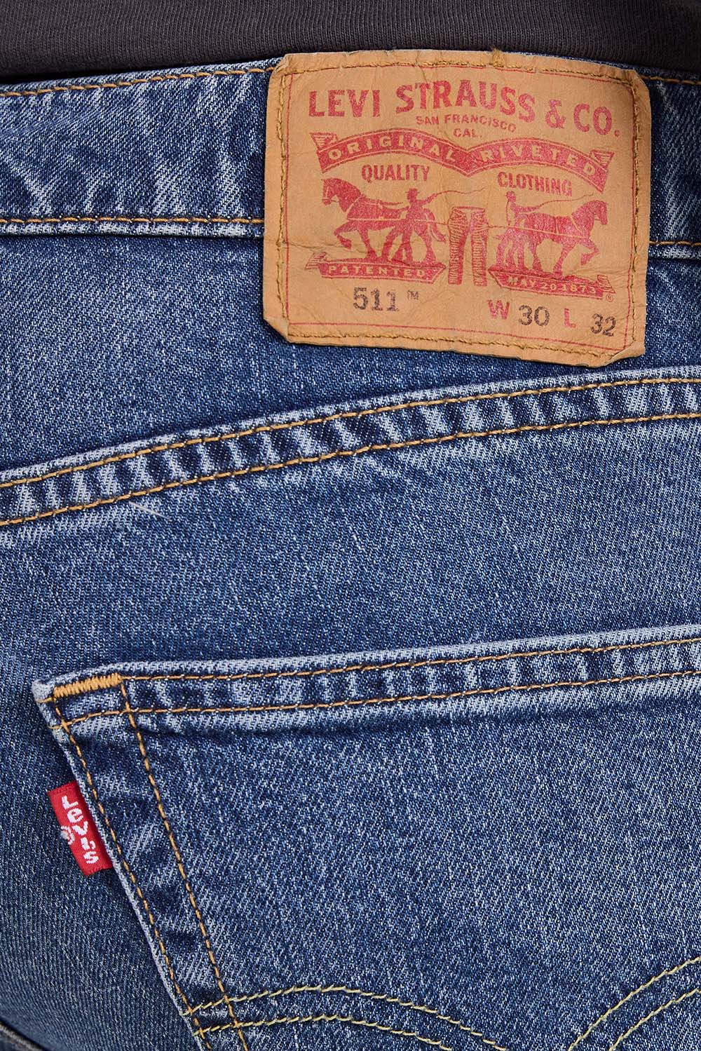 תמונת תקריב דוגמן של מכנסי ג'ינס סלים פיט 511