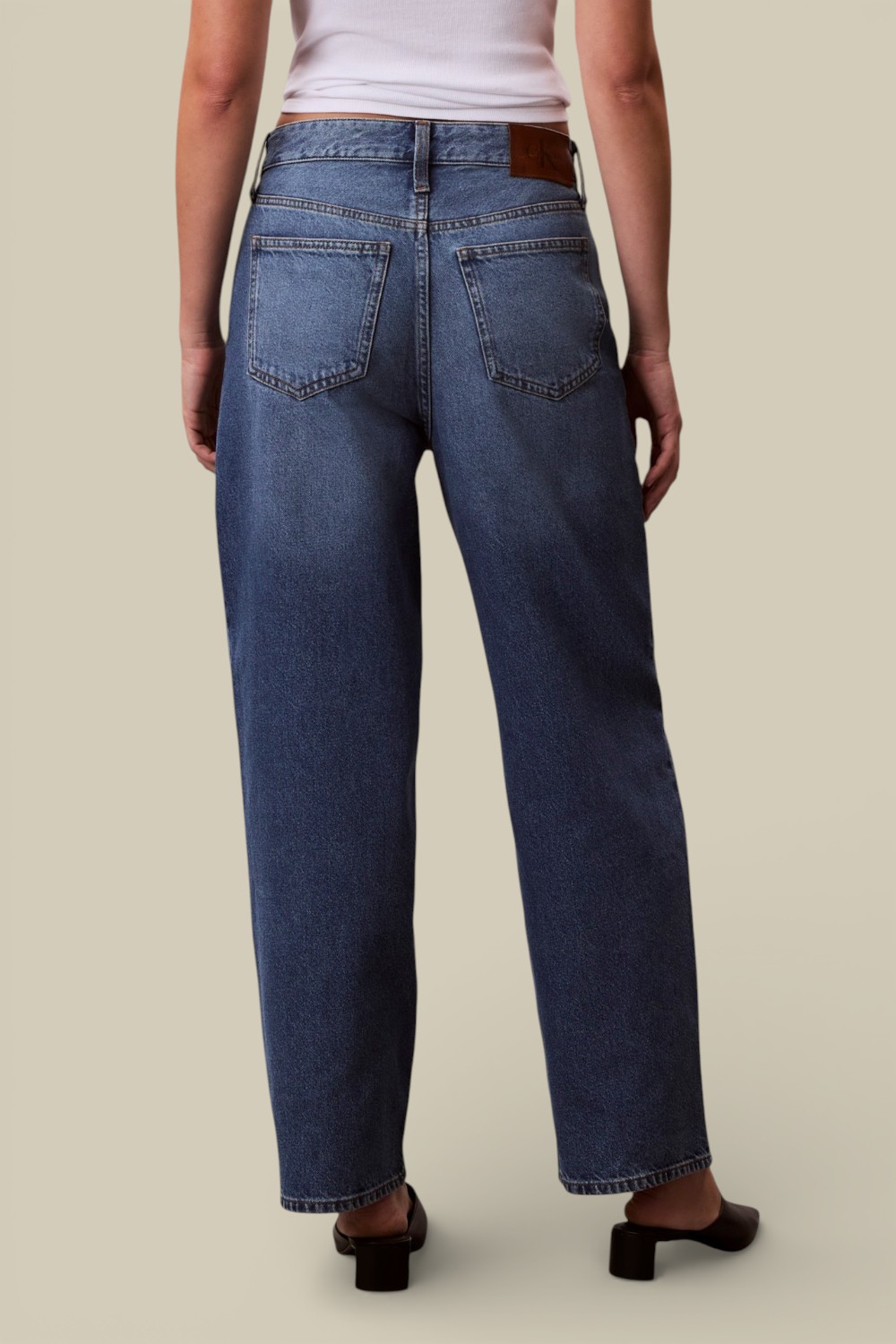 תמונת דוגמן אחורית של מכנסי ג'ינס בגזרה ישרה