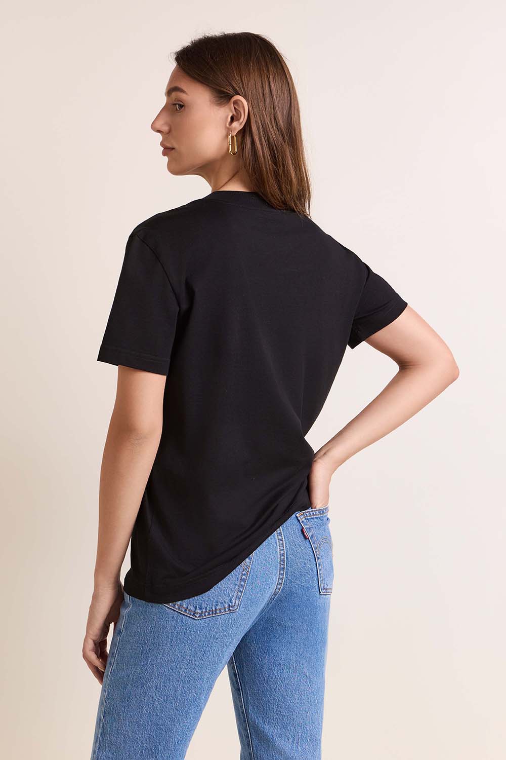 תמונת דוגמן אחורית של חולצת טי