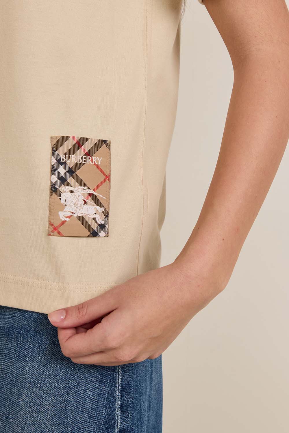 תמונת תקריב דוגמן של חולצת טי