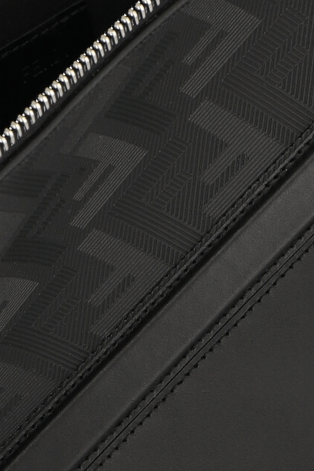 תמונת פנים של תיק קלאץ` מונוגרמה