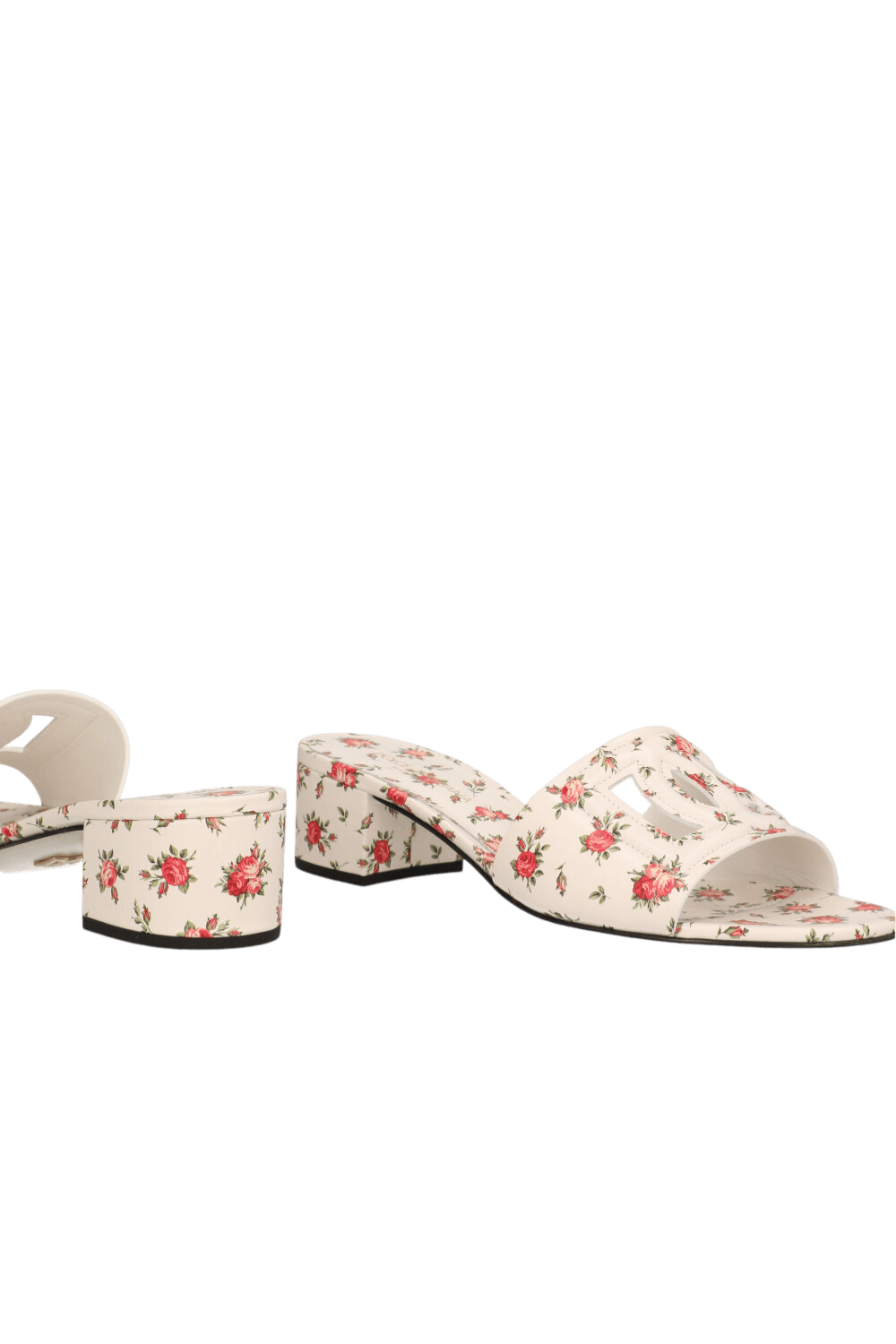 תמונת תקריב של נעלי מיולס עקב