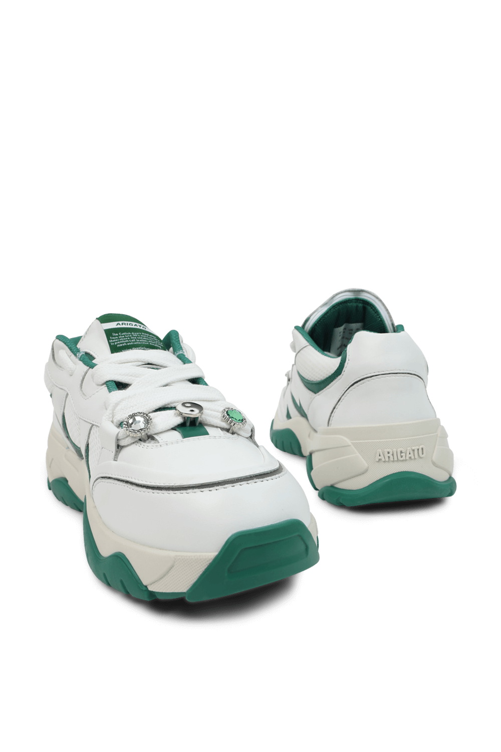 תמונת תקריב של נעלי ספורט קאטפיש בגווני לבן וירוק