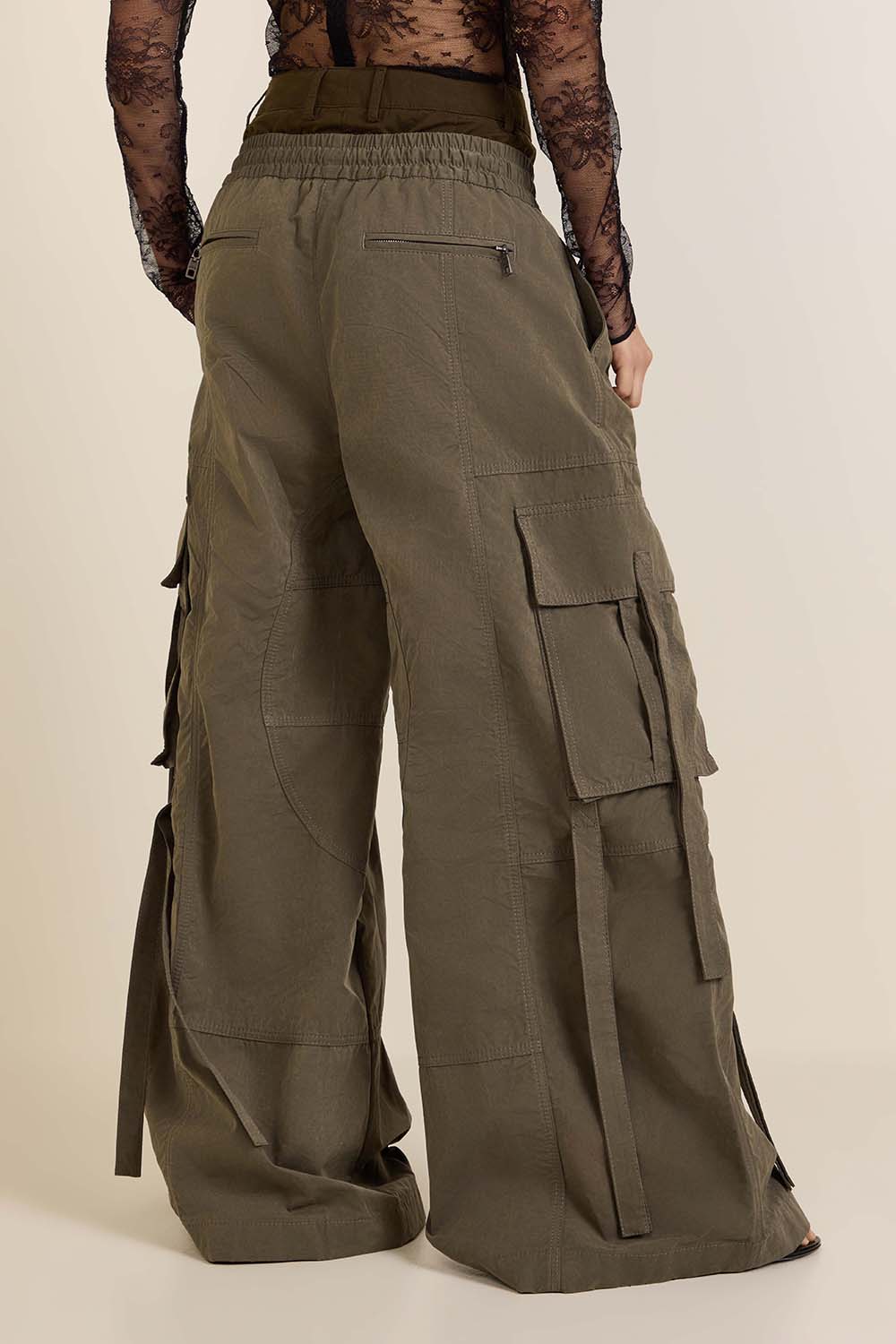 תמונת דוגמן אחורית של מכנסי קרגו במראה שכבות