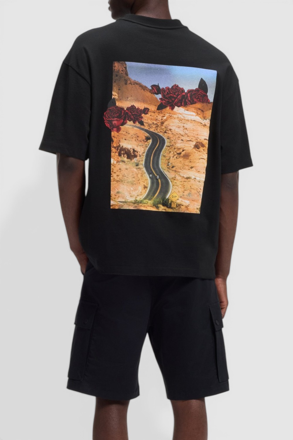 תמונת דוגמן אחורית של חולצת טי בגזרת אוברסייז