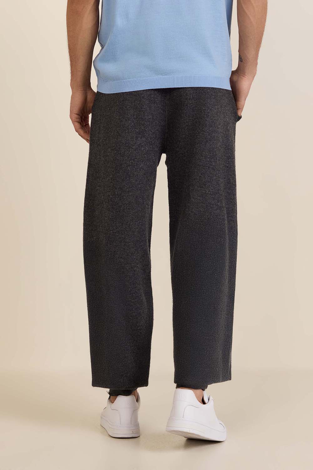 תמונת דוגמן אחורית של מכנסי ג'וגר