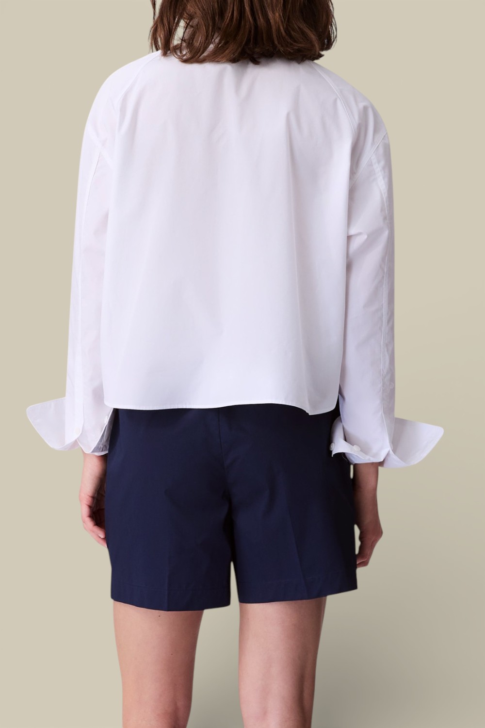 תמונת דוגמן אחורית של חולצת כפתורים קרופ