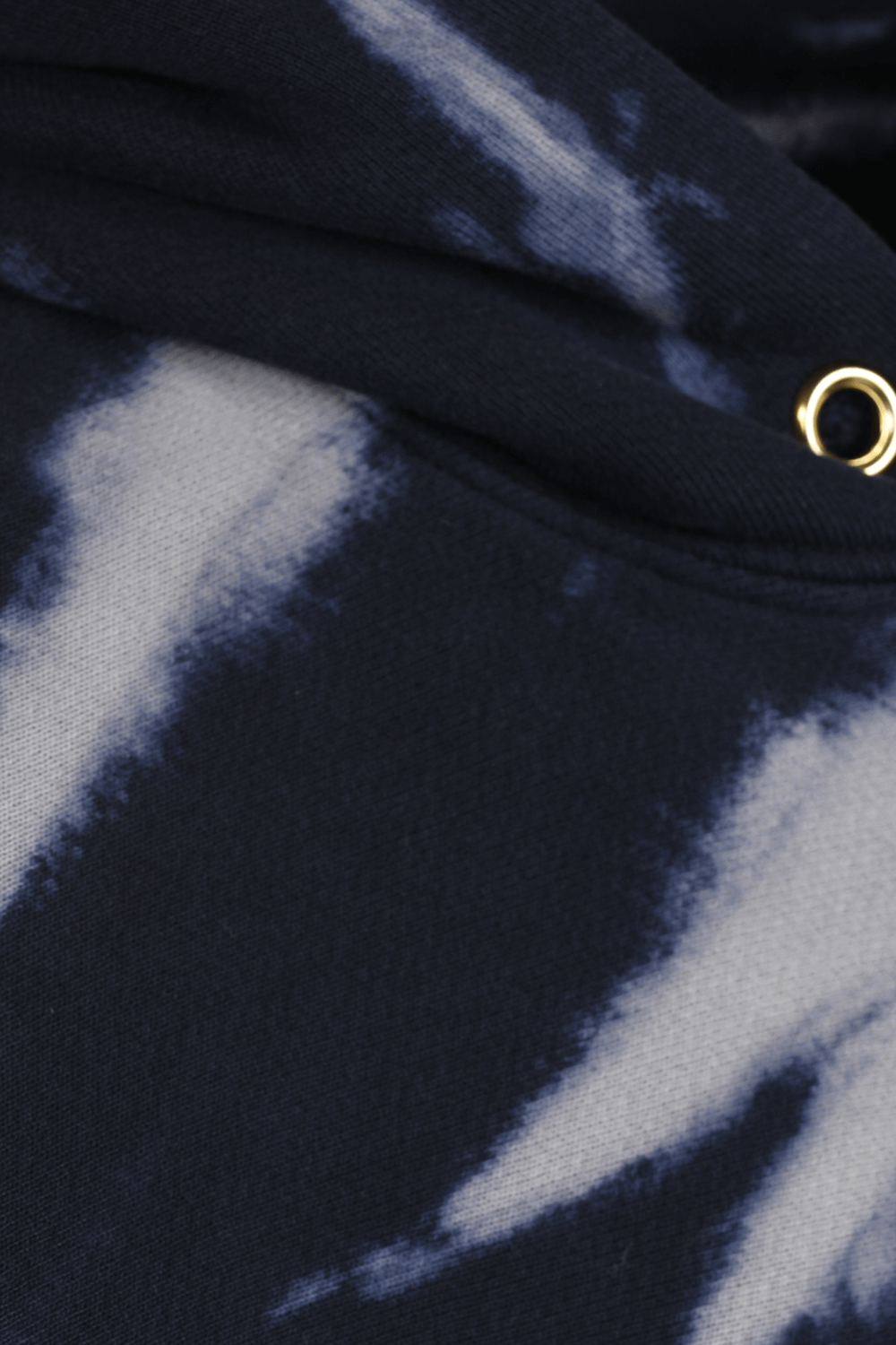 תמונה אחורית של סווטשירט קפוצ'ון טאי-דאי בגווני סגול ונייבי