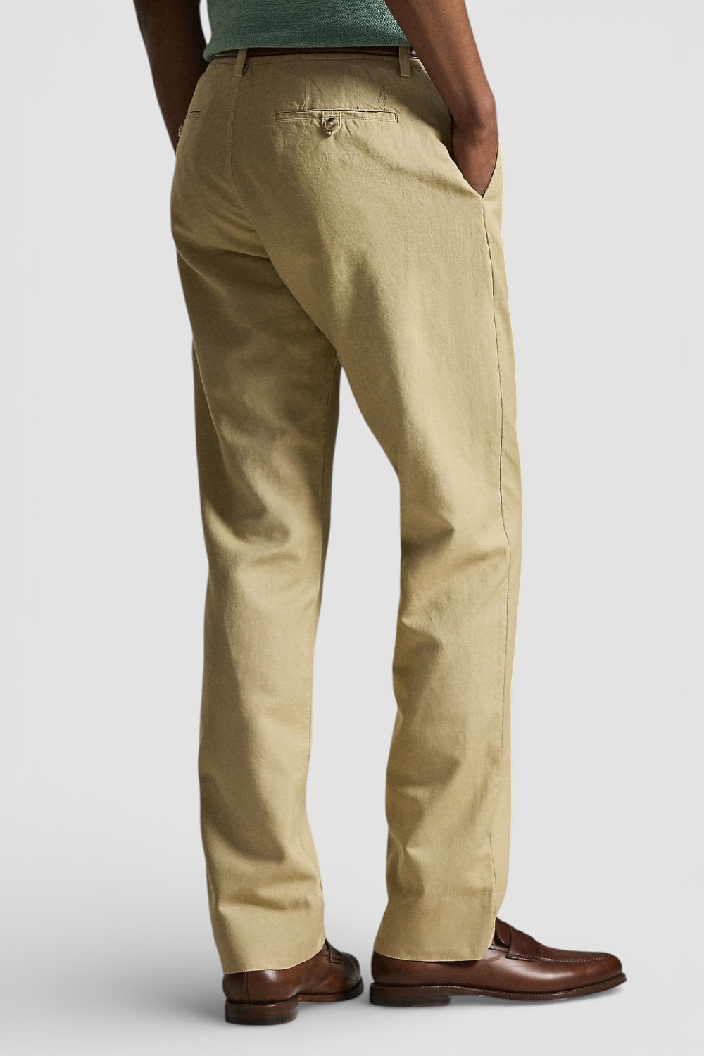 תמונת דוגמן אחורית של מכנסי פשתן מחוייטים