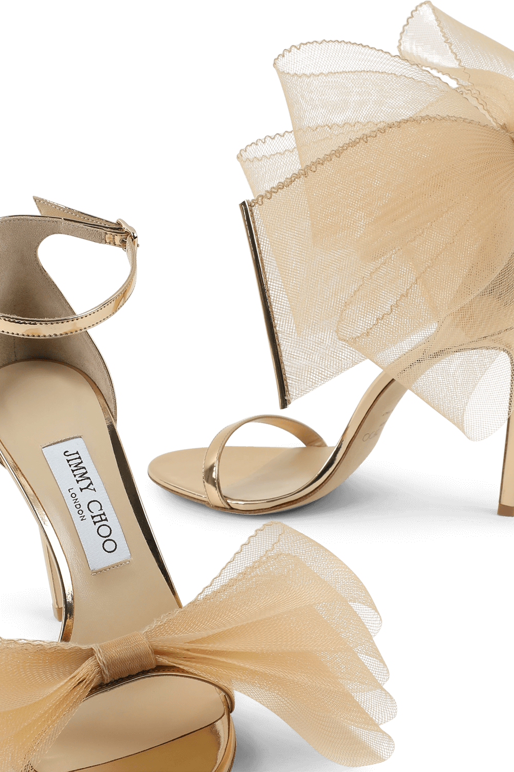 תמונת תקריב של נעלי עקב עם רשת א-סימטרית בגוון זהב