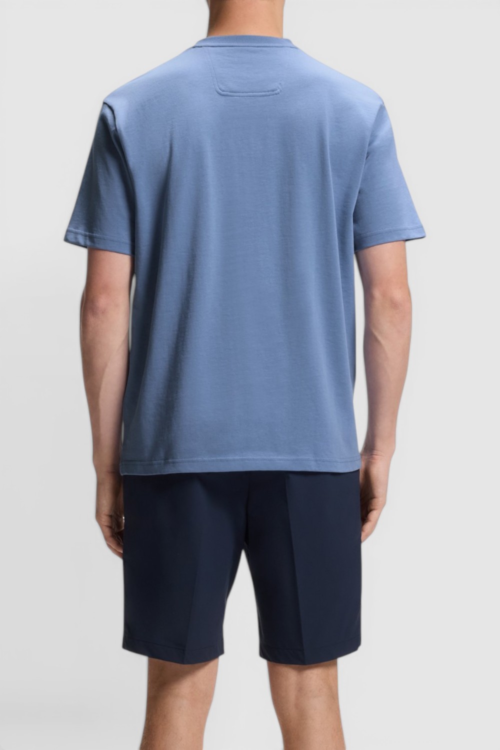 תמונת דוגמן אחורית של חולצת טי בגזרת אוברסייז