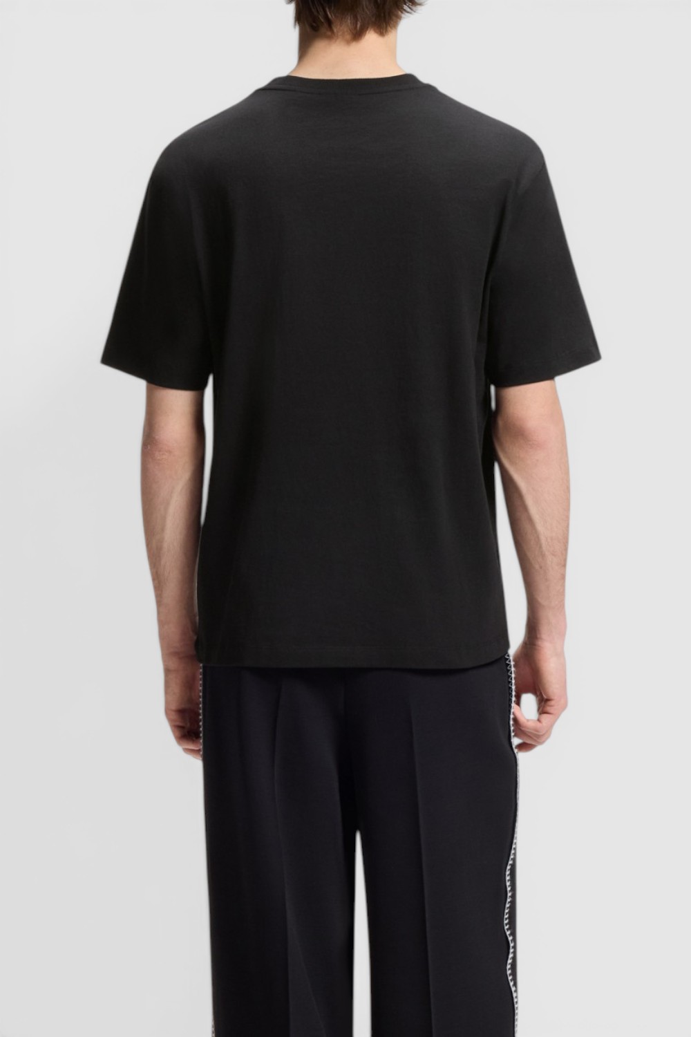 תמונת דוגמן אחורית של חולצת טי בגזרה משוחררת