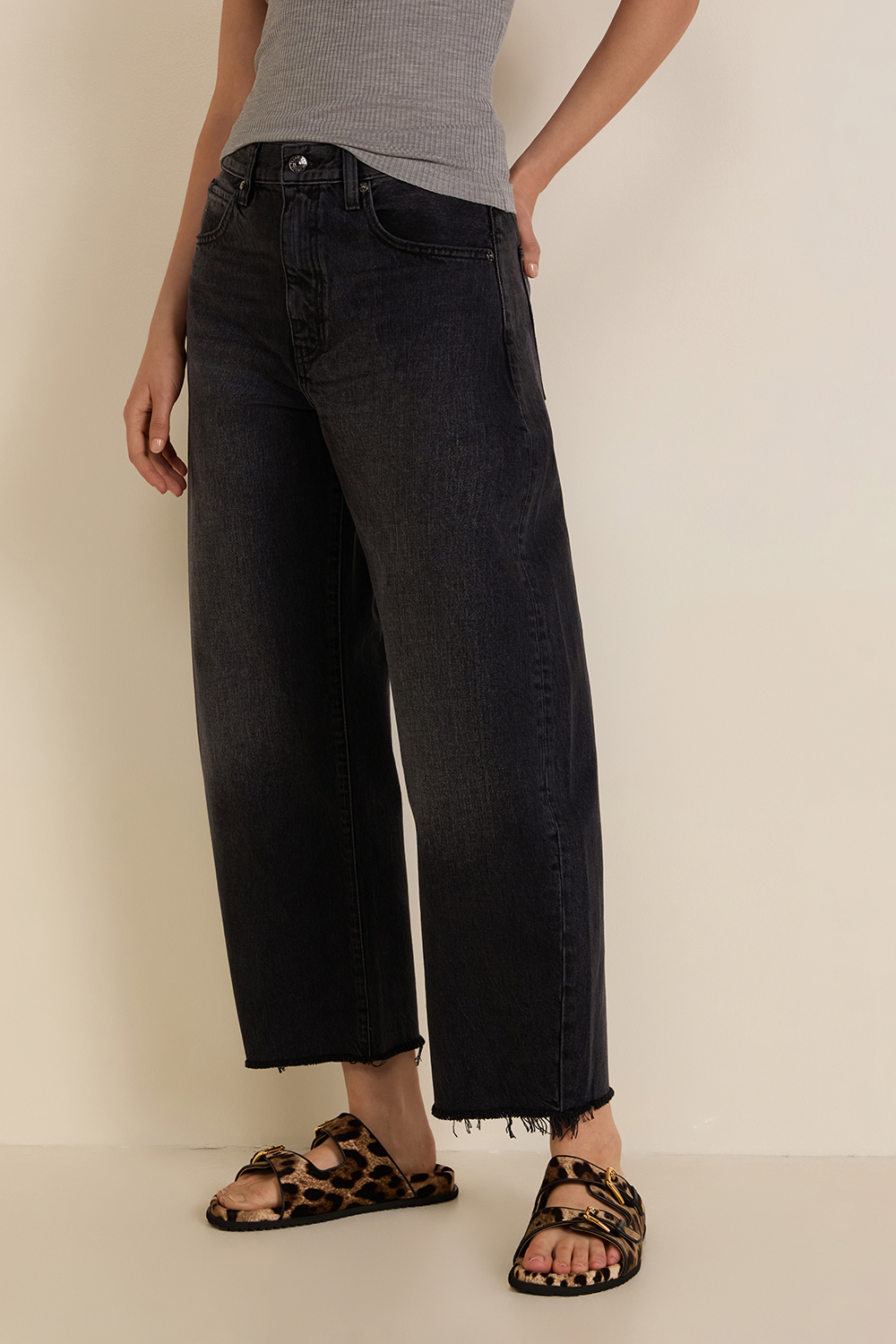 תמונת דוגמן קידמית של מכנסי ג'ינס בגזרת בלון