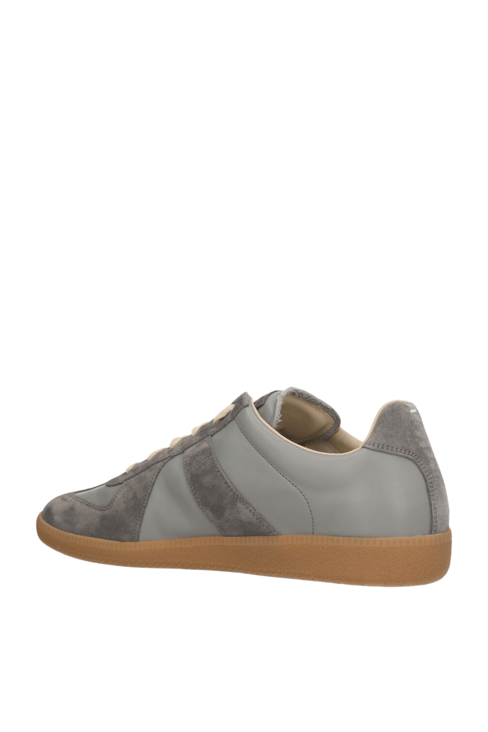 תמונה אחורית של נעלי סניקרס