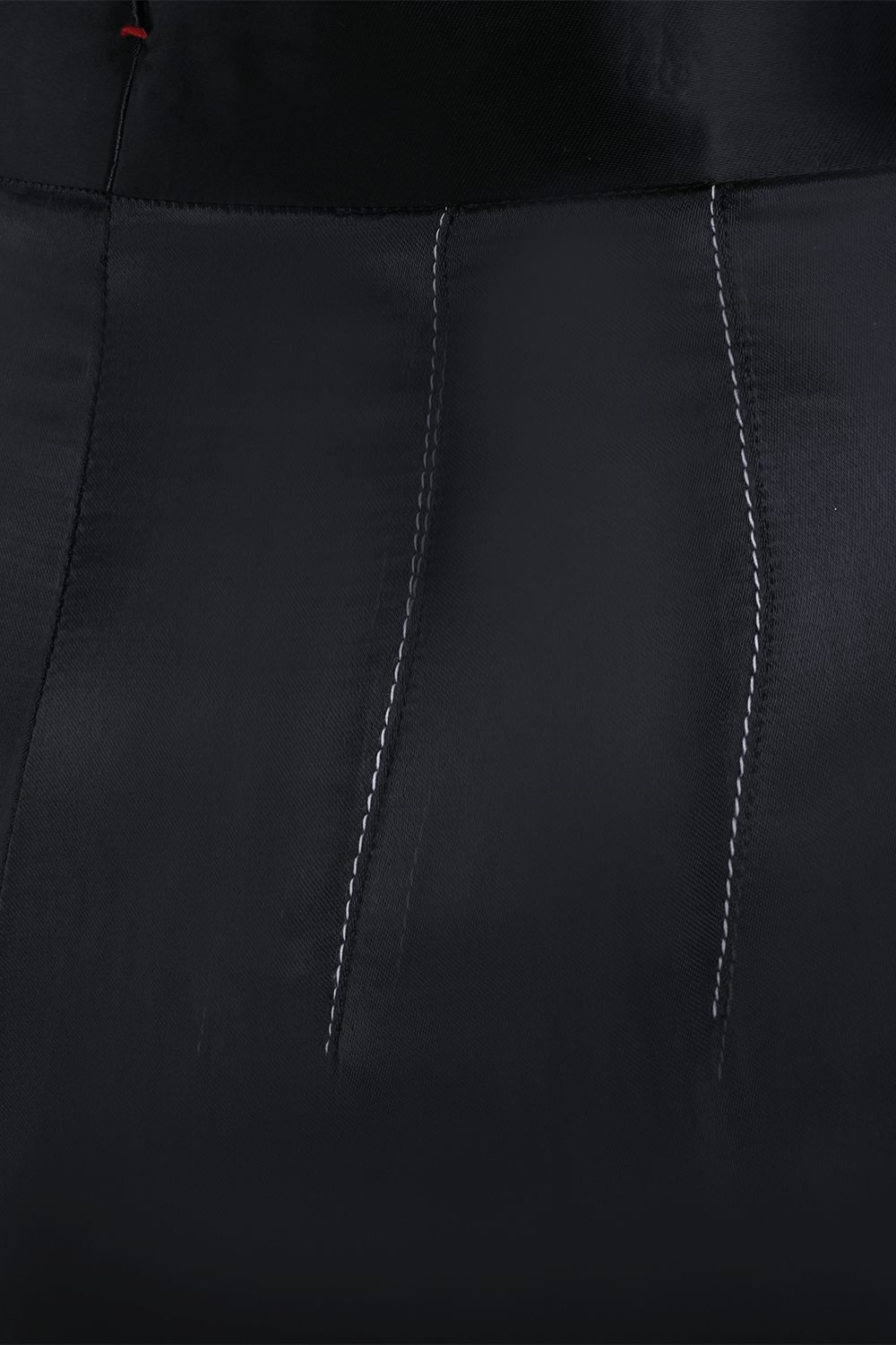 תמונה אחורית של מכנסיים גבוהים מויסקוזה