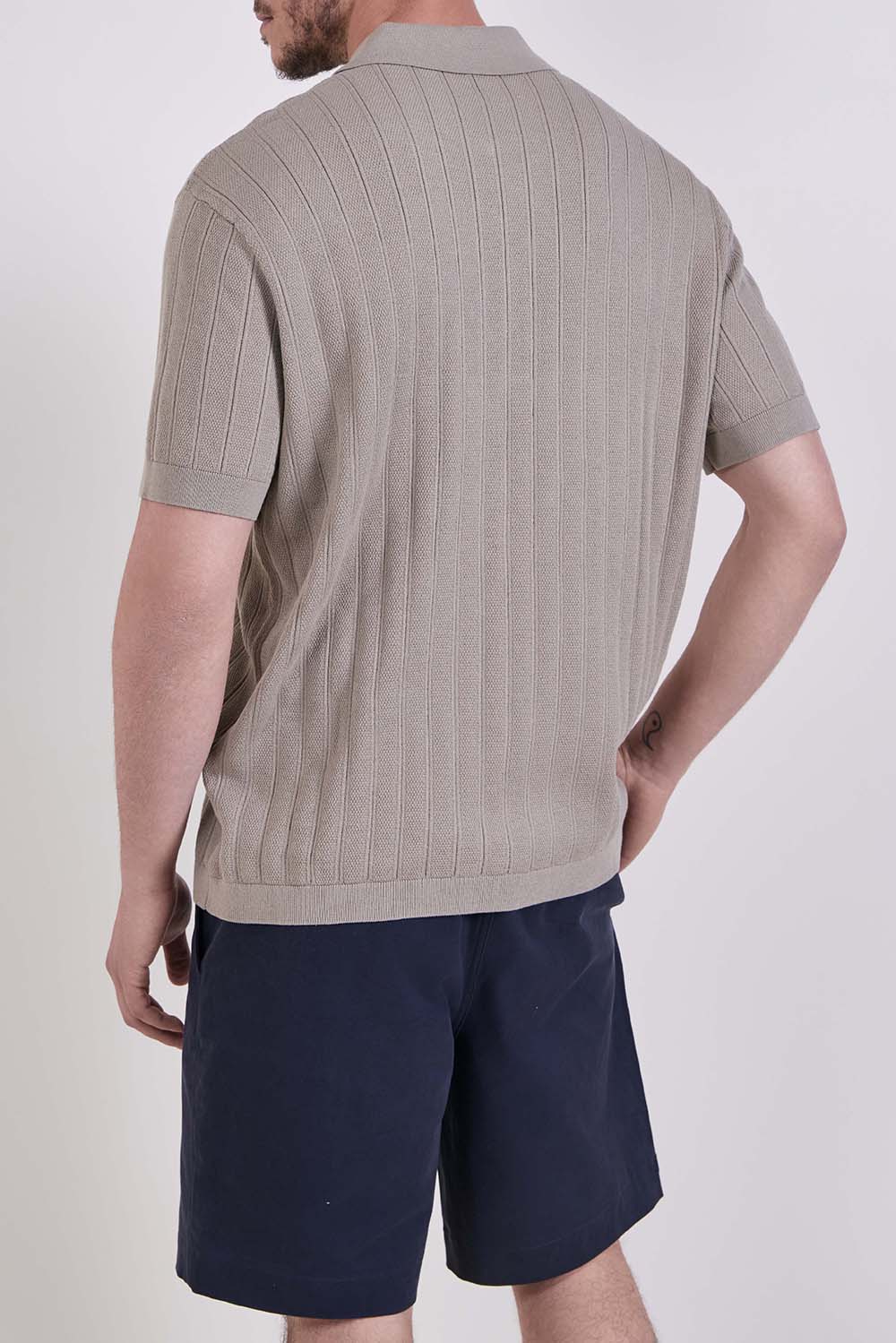 תמונת דוגמן אחורית של סריג פולו