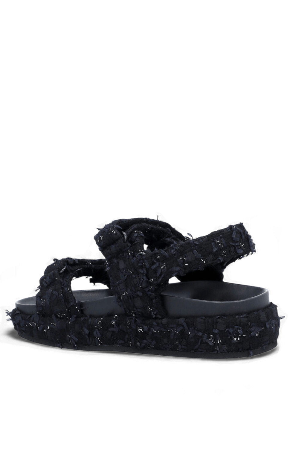 תמונה אחורית של סנדלי טוויד