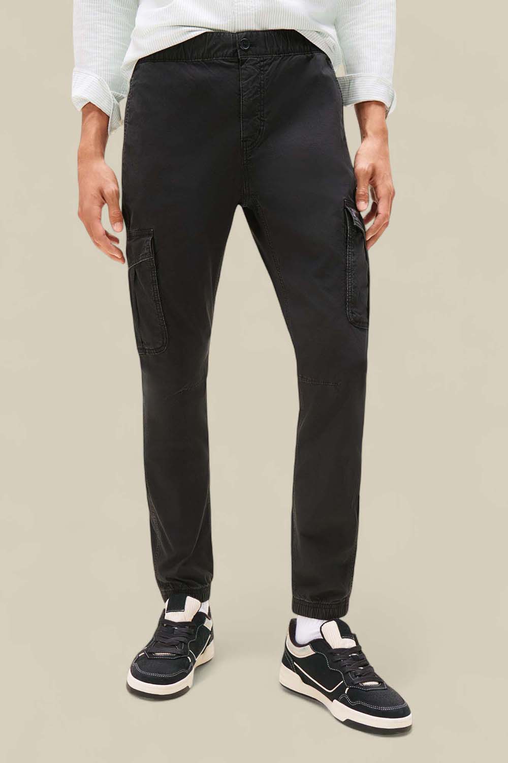 תמונת דוגמן קידמית של מכנסי ג'ינס קרגו