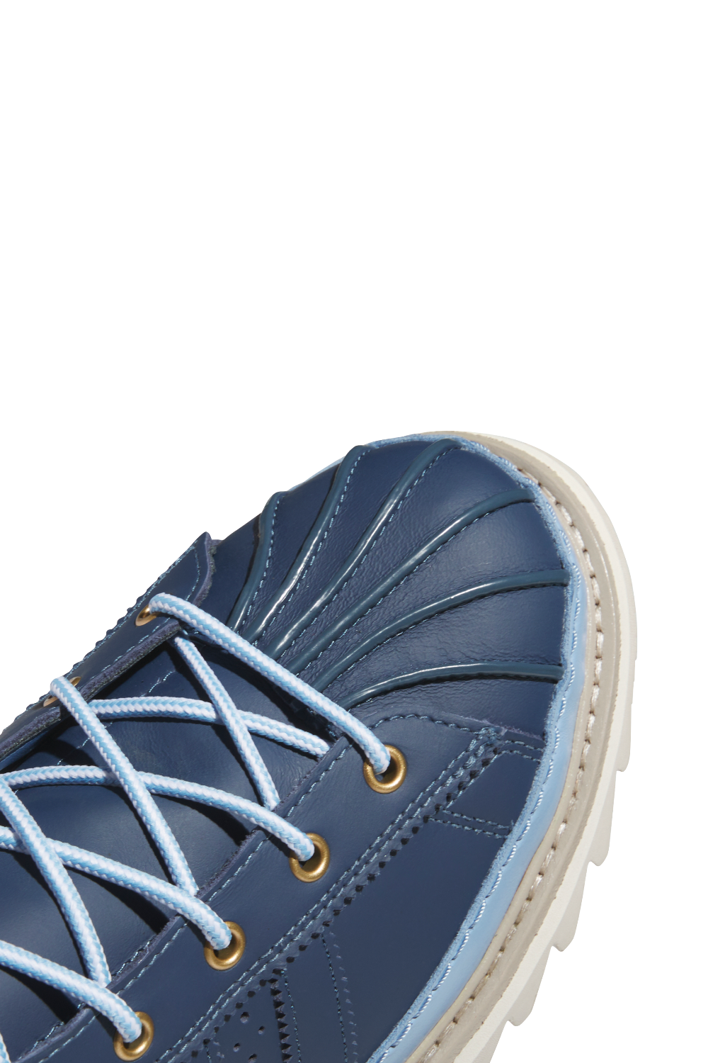 תמונת פנים של נעלי עור אדידס X קלוט