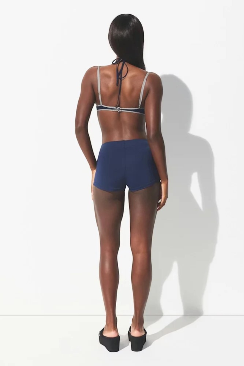 תמונת דוגמן אחורית של SHORT