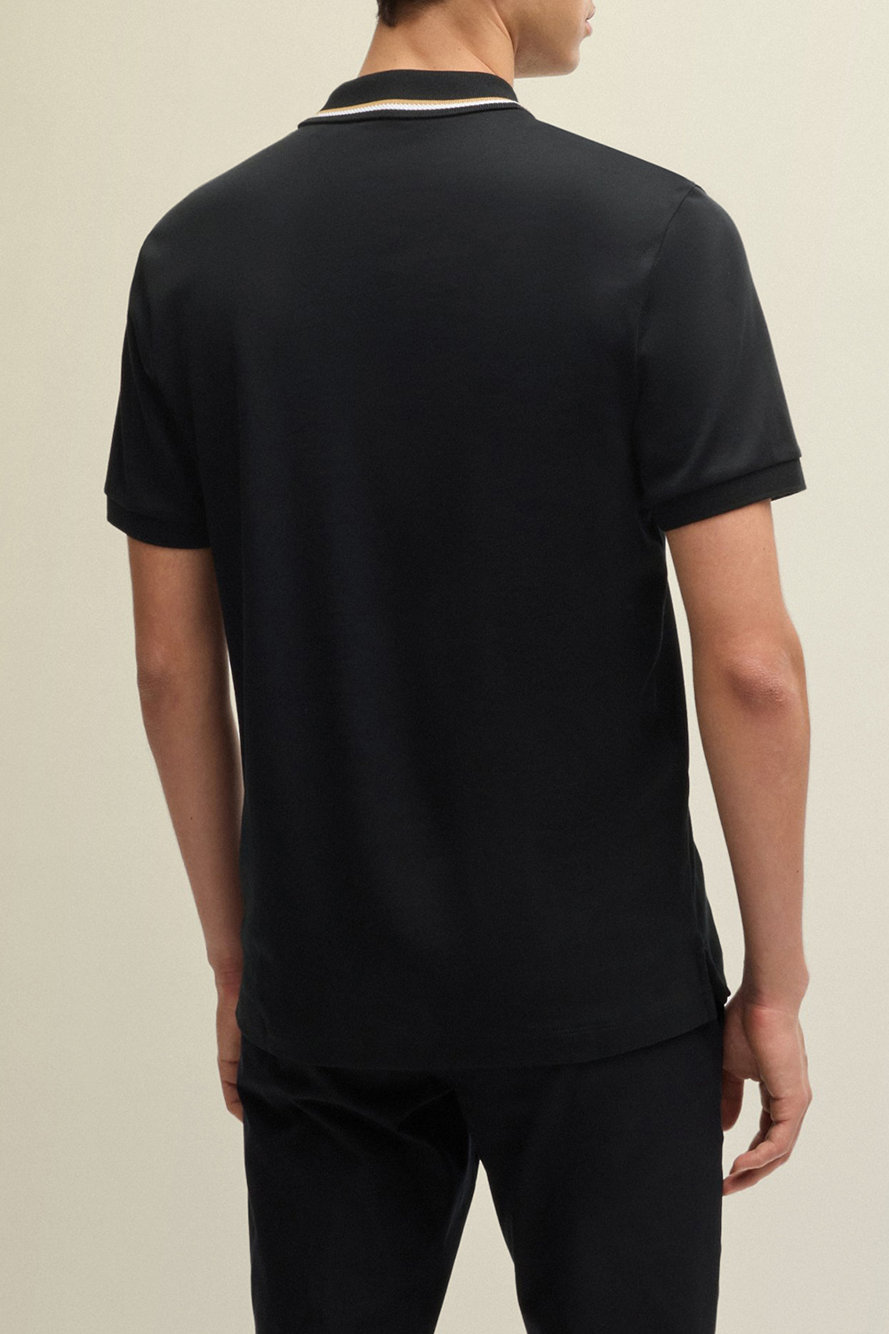 תמונת דוגמן אחורית של חולצת פולו סלים פיט