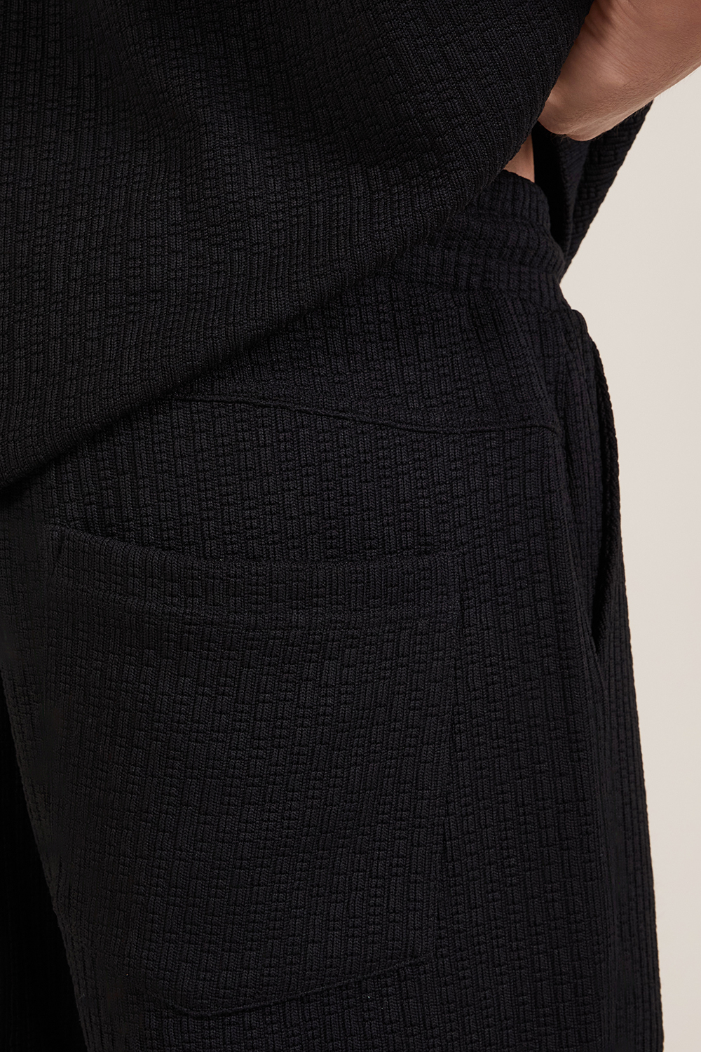 סט מכנסיים קצרים וחולצת טי