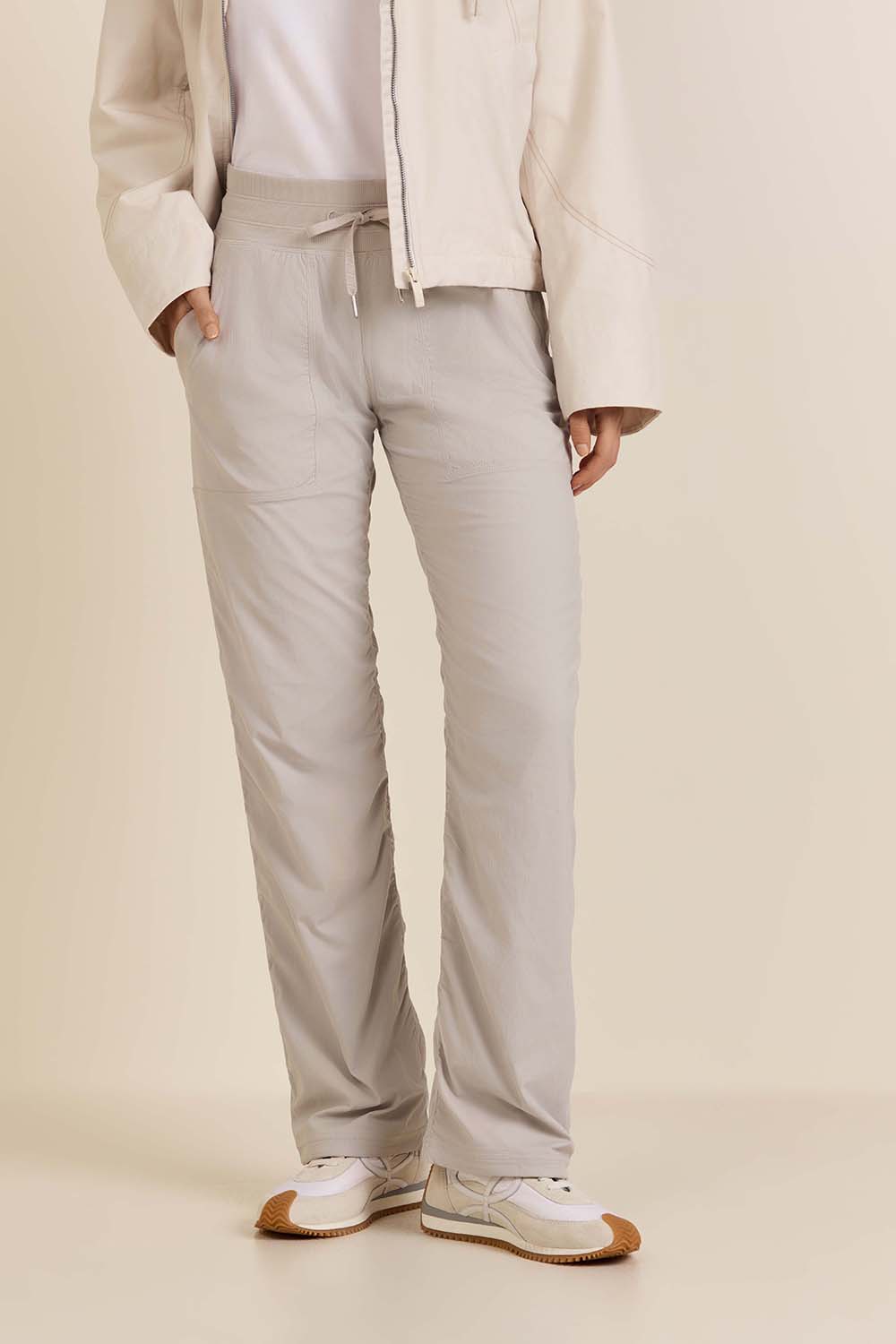 תמונת דוגמן קידמית של Dance Studio Mid-Rise Pant Regular