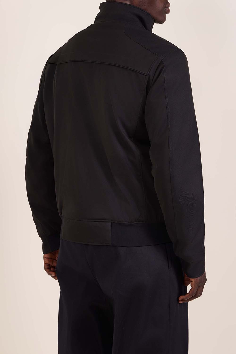 תמונת דוגמן אחורית של ז'קט בריפוד קל