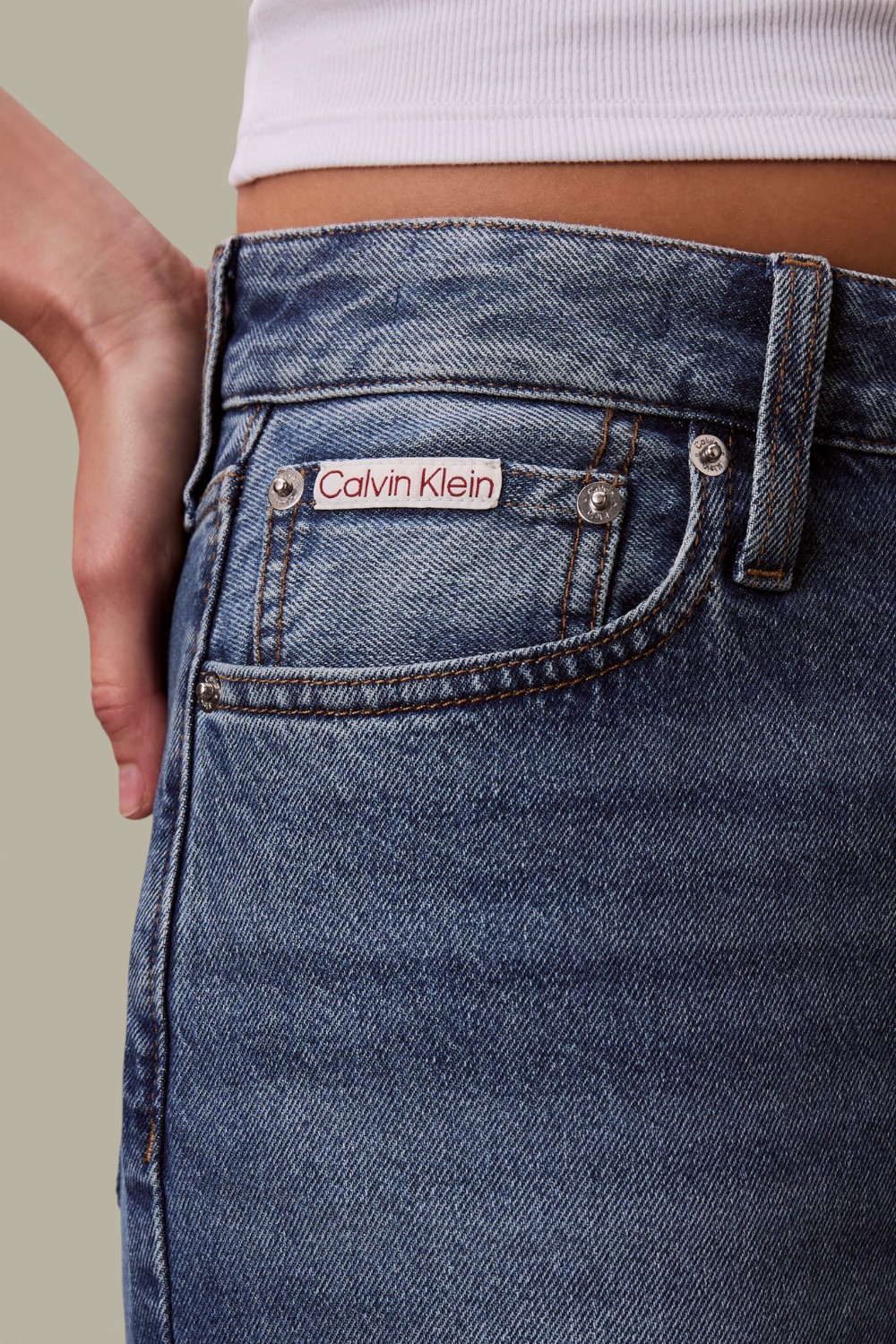 תמונת תקריב דוגמן של מכנסי ג'ינס בגזרה ישרה