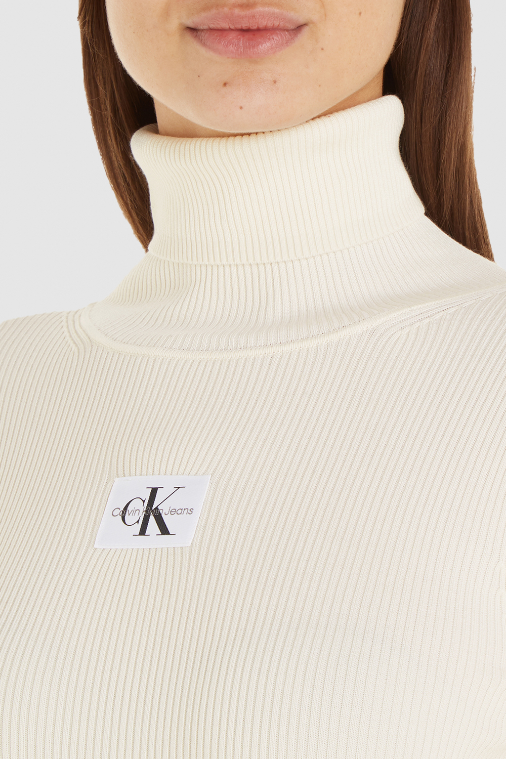 תמונת תקריב דוגמן של שמלת מיני סריג