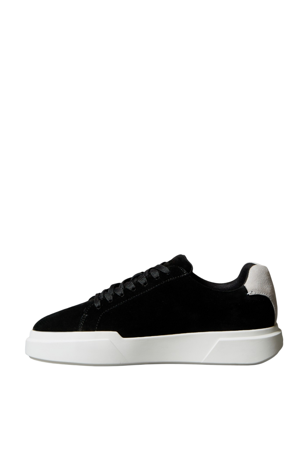 תמונה אחורית של נעלי סניקרס זמש