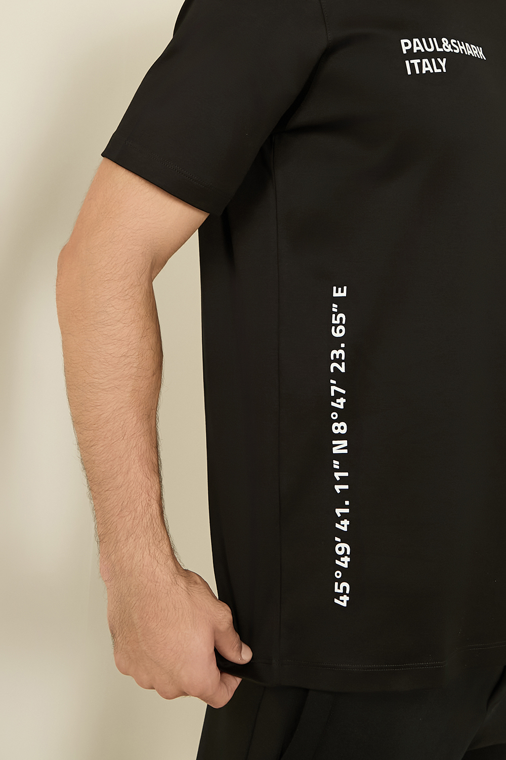 תמונת תקריב דוגמן של חולצת טי פלאס סייז