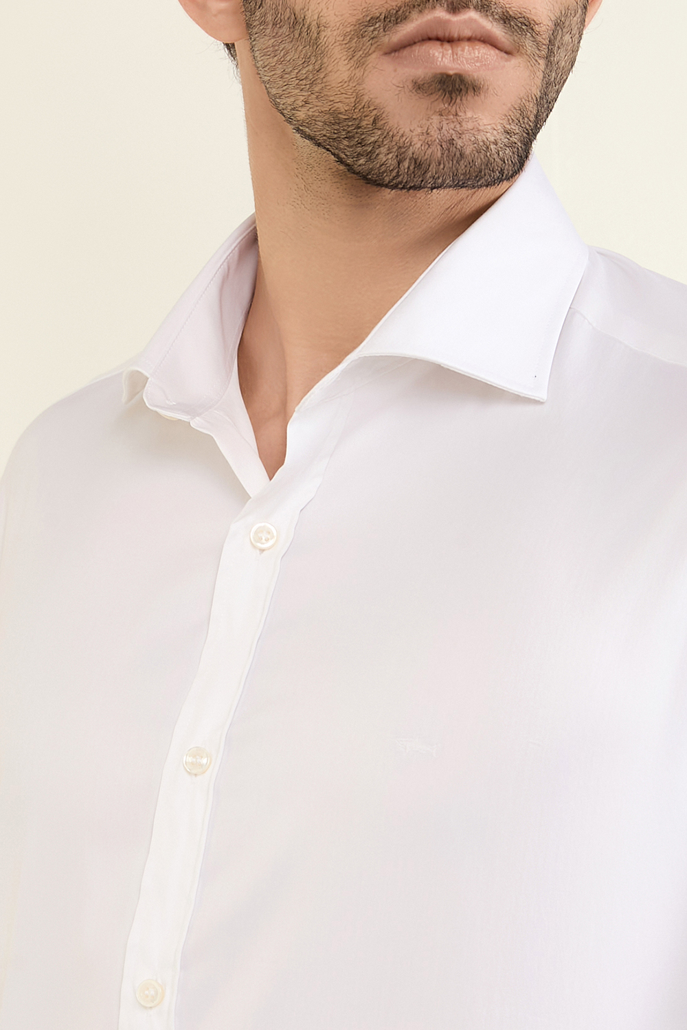 תמונת תקריב דוגמן של חולצה מכופתרת