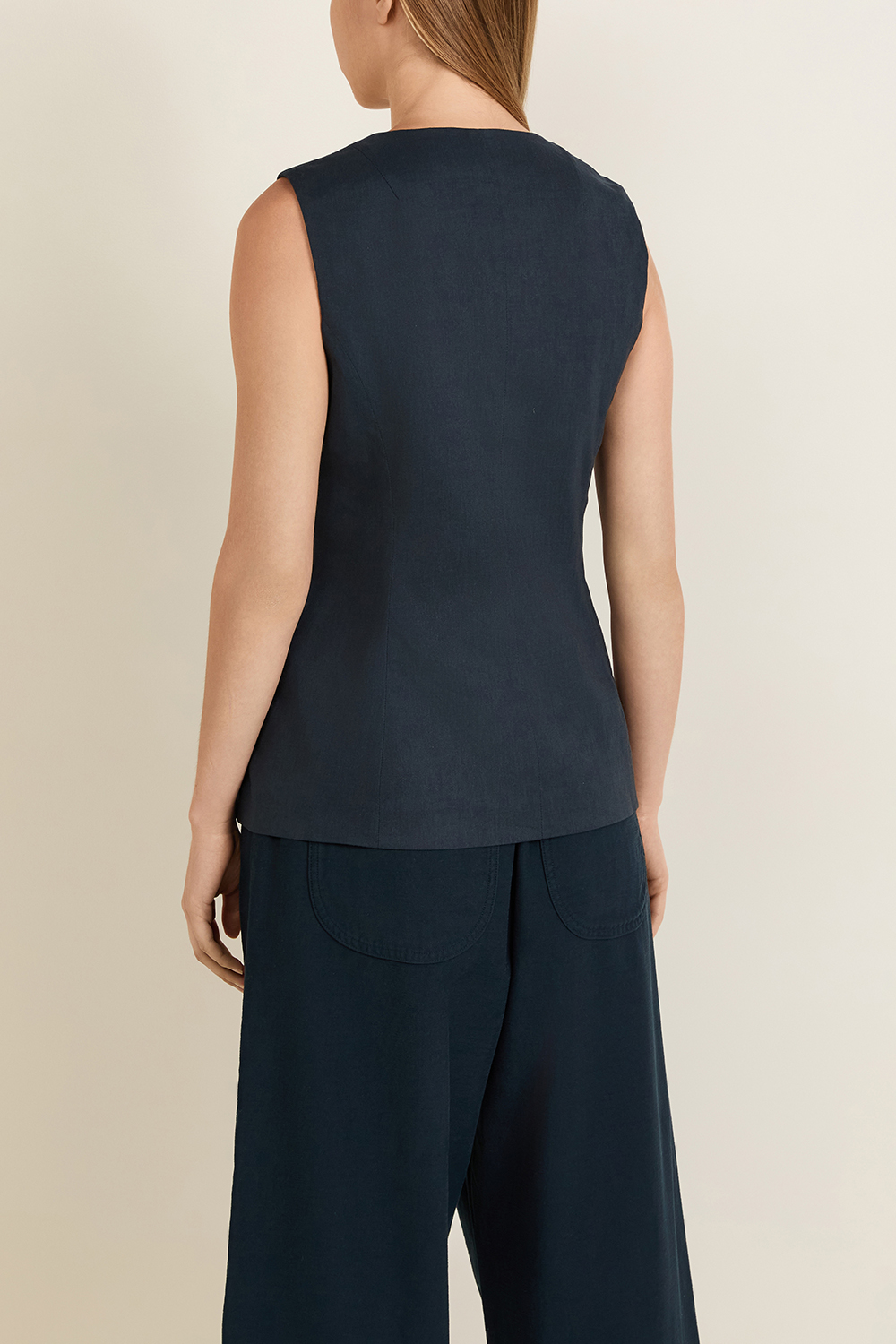 תמונת דוגמן אחורית של וסט