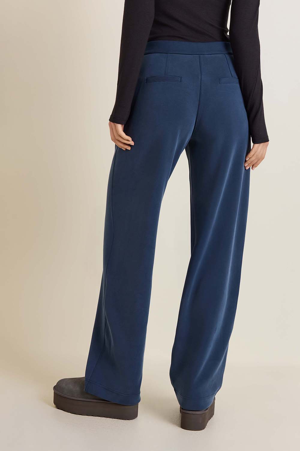 תמונת דוגמן אחורית של Softstreme Pintuck Mid-Rise Pant Regular
