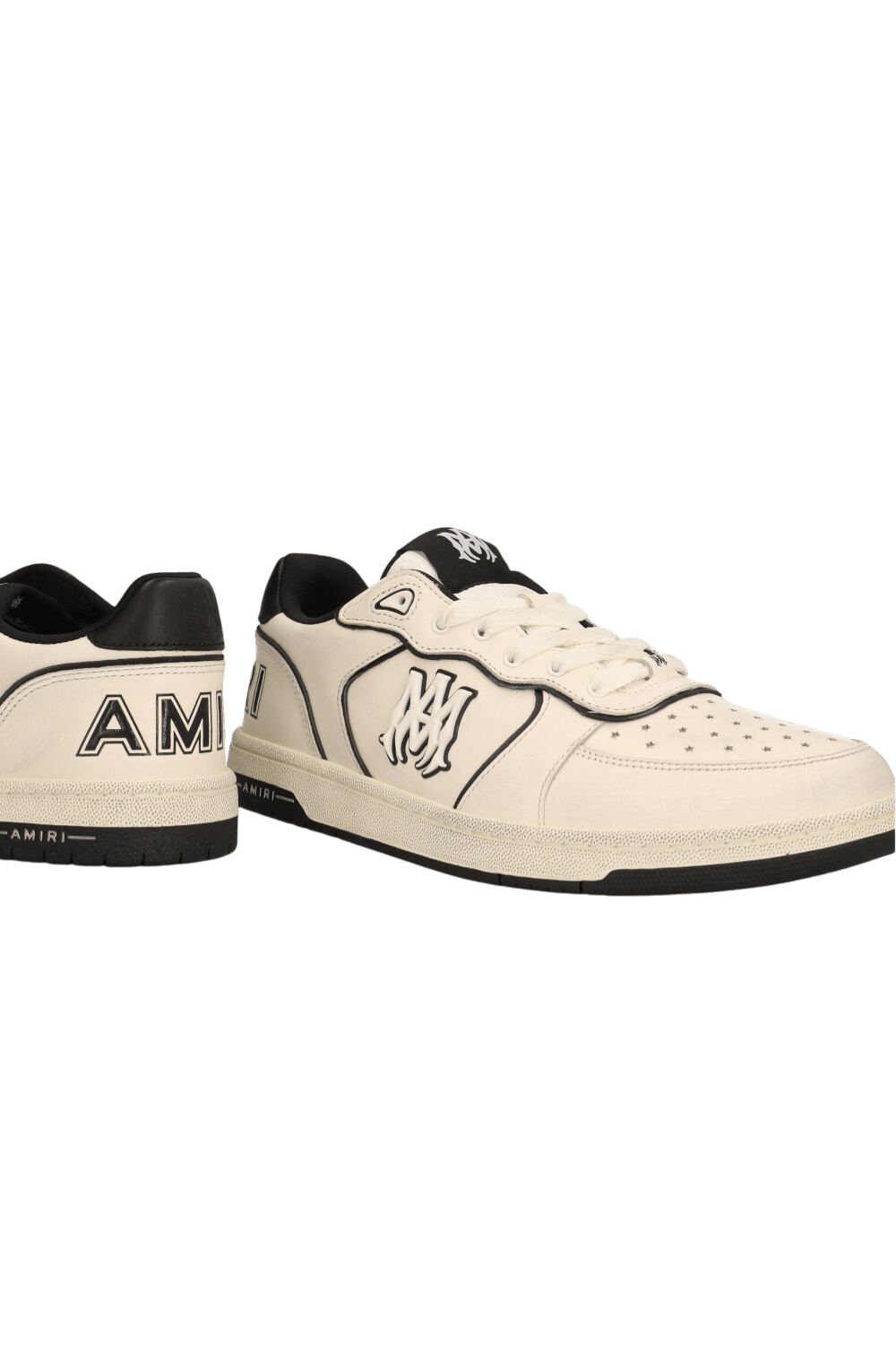 תמונת תקריב של נעלי סניקרס ניופורט