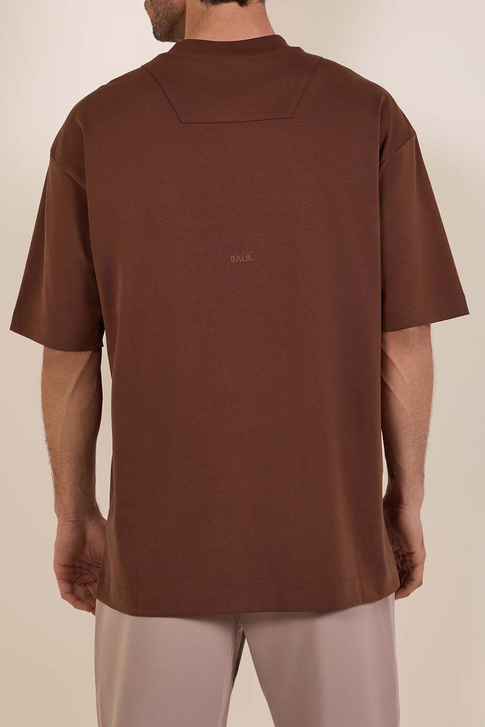 תמונת דוגמן אחורית של חולצת טי